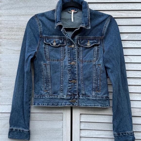 Free People Medium Blue Jean Jacket. Great Condition. Size XS. Denim Jacket - Picture 14 of 15